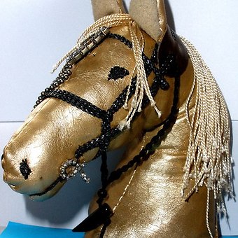 Голова золотого коня